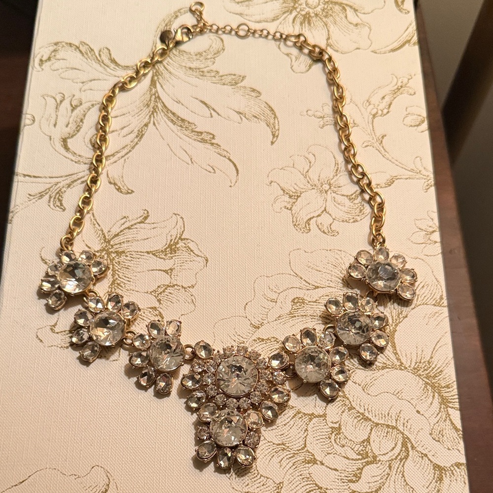 Elegant Gold Floral Necklace